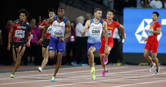 英国队选手米切尔-布雷克（左三）与托尔伯（左四）在比赛中交接棒，左后方是日本队选手。&nbsp;