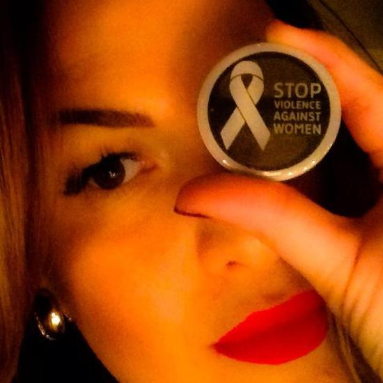 迪菲奥雷为女权运动、反对对女性暴力的广告。