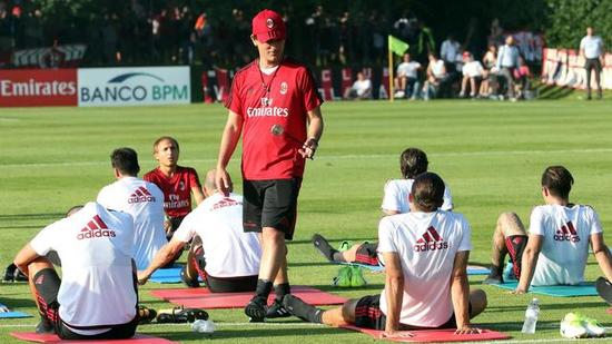 习惯戴帽子指导训练。