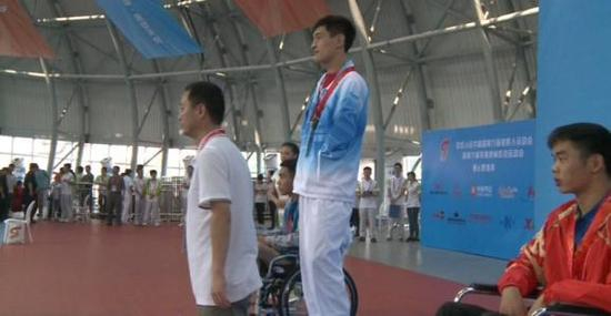 领奖台上的梅忠全。&nbsp;