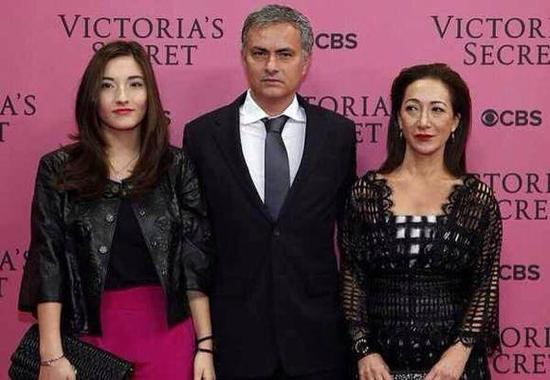 穆里尼奥和妻子、女儿。妻子法里纳是心理学教授，对穆帅工作有帮助，两人1989年早早结婚