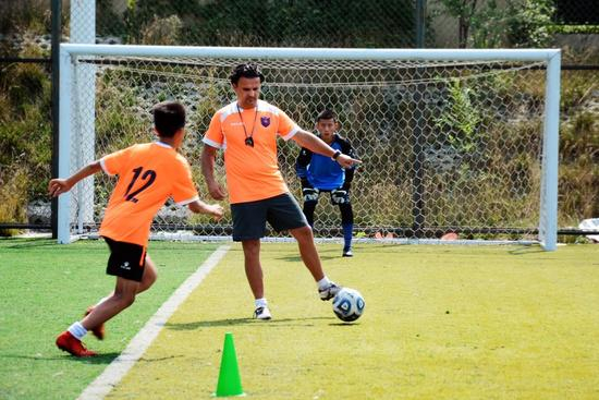 外教和孩子们互动