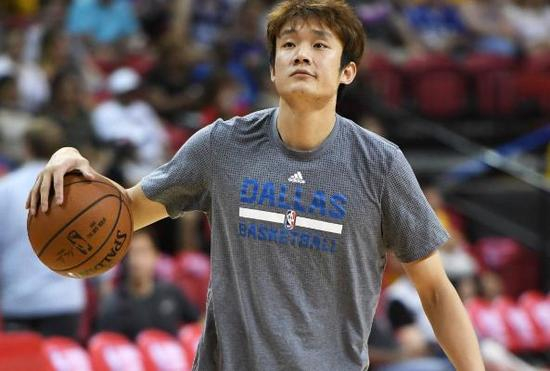 在这趟夏季赛中，一度还传出小牛将给其一份双向合同的说法。