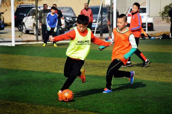 训练基地里最常见的就是踢球的孩子们