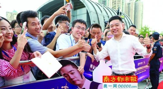 球迷太热烈，丁俊晖都要被堵红毯上了。
