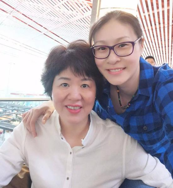 [赵蕊蕊和郎平的合影]