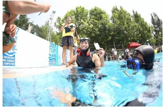 刚刚打破台湾地区男子动态无蹼、动态有蹼记录的意潜教练阿伦获得白牌（成绩有效）后激动无比&nbsp;&nbsp;