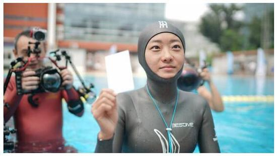 静态闭气女子第一名意潜教练小白兔获得白牌（成绩有效）后喜出望外