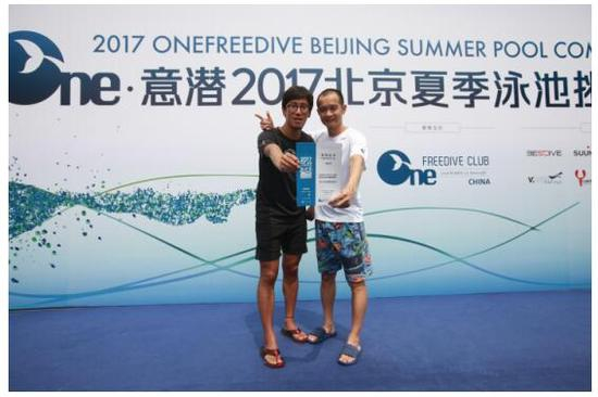 男子动态无蹼、动态有蹼及男子总分第一名陈海雄（右一）与赛会负责人赵磊Enzo合影&nbsp;