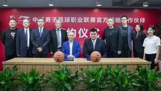 李宁到底和姚明签了多少钱，只有照片里的这些人知道。