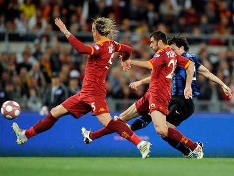 （图）米利托的进球帮助国米在2010年意大利杯决赛中击败罗马，图为米利托（右一）射门瞬间