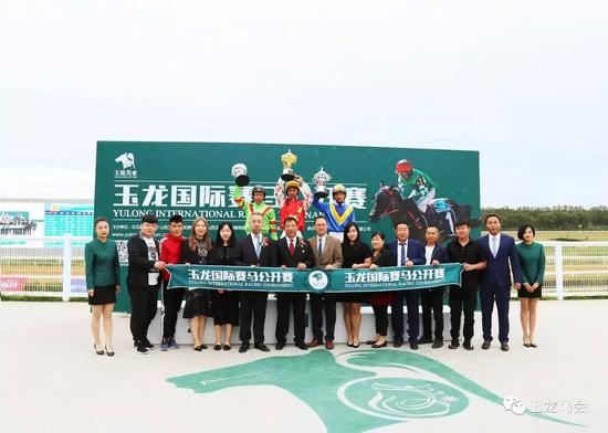 本场比赛颁奖嘉宾为塔特索斯爱尔兰拍卖行董事总经理：罗杰·凯西