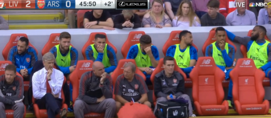 这个板凳席十分蹊跷