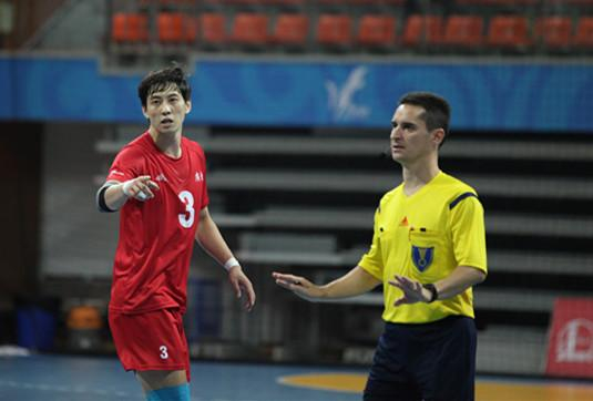 手球赛场上的洋裁判，很好地控制比赛节奏，受到球员的认可。特派记者 孙嘉晖 摄