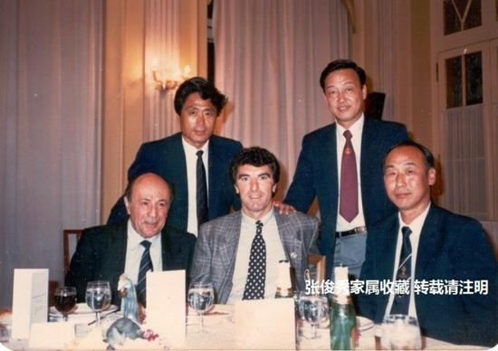 张俊秀带队也同不少足球强国交手。1986出访意大利，中国老门神张俊秀与意大利钢门佐夫相会。