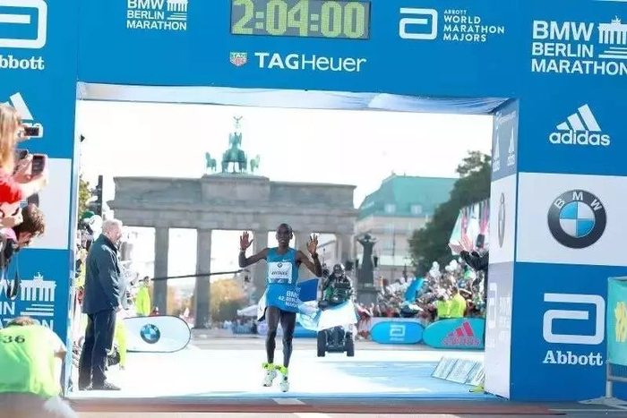 基普乔格鞋垫脱落照样夺冠