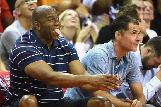 湖人董事长“魔术师”和总经理佩林卡。