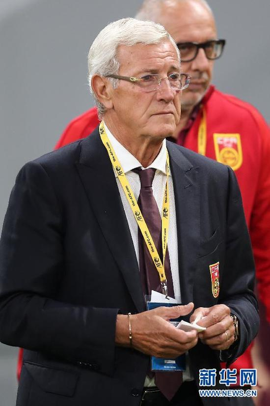 ↑中国队主教练里皮在场边观战。