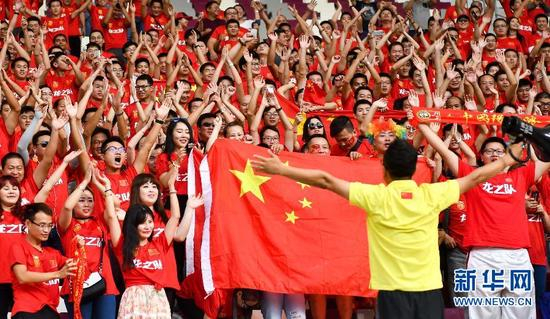 ↑9月5日，中国队球迷在现场为球队加油助威。
