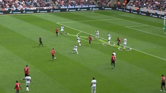 马塔中路持球进攻，对手中路防线层次井然有序