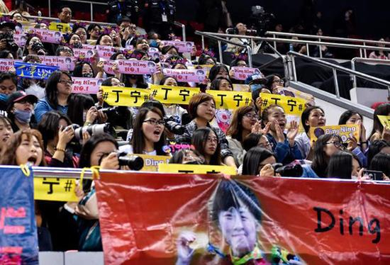 丁宁粉丝在观众台上呐喊助威