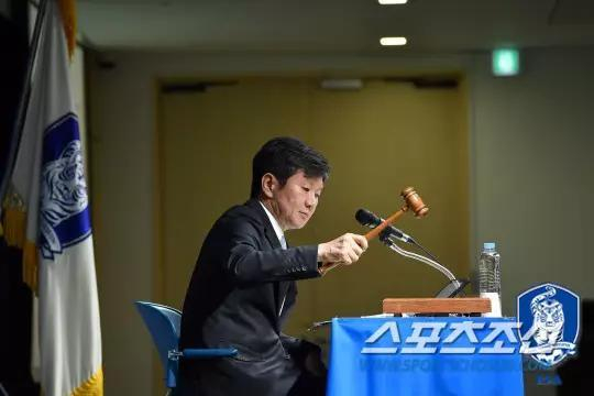 现任韩国足协主席，郑梦准堂弟郑梦奎