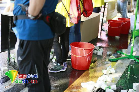 军事博物馆饮水用水站的地上落满了丢弃的纸杯。