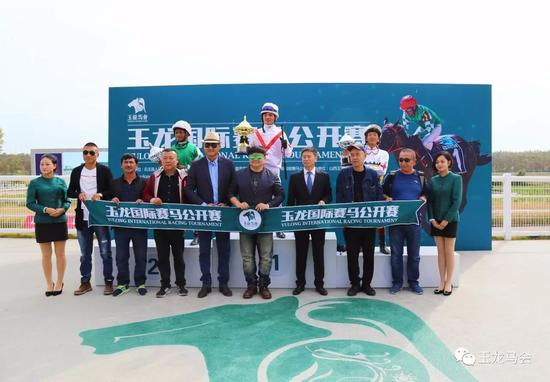  本场比赛颁奖嘉宾为：骏星马房马主、著名演员 &nbsp;洪剑涛