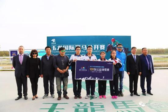 嘉宾及学生代表进行捐赠仪式