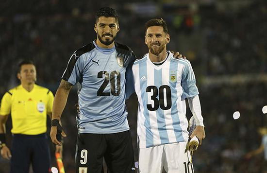苏亚雷斯和梅西身穿20号和30号球衣，力挺两国联合申办世界杯