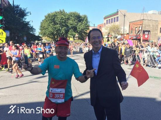 中国驻芝加哥总领事洪磊亲临芝加哥马拉松现场
