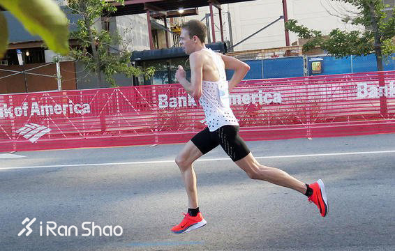 去年芝加哥马拉松的冠军，来自肯尼亚的基鲁伊（Abel Kirui）以28秒的微弱差距屈居第二。