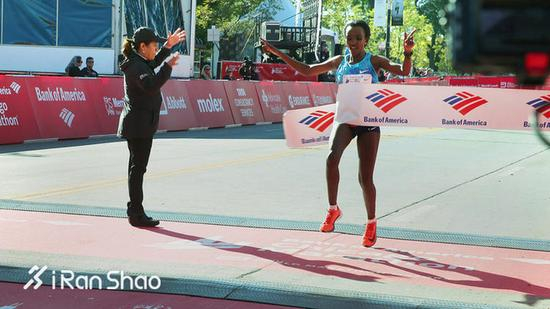 迪芭芭芝加哥马拉松夺冠时刻