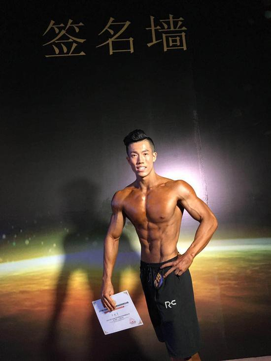 来自土库曼斯坦的选手阿龙，获得健体F组决赛第三名，同时入围健体全场赛决赛；