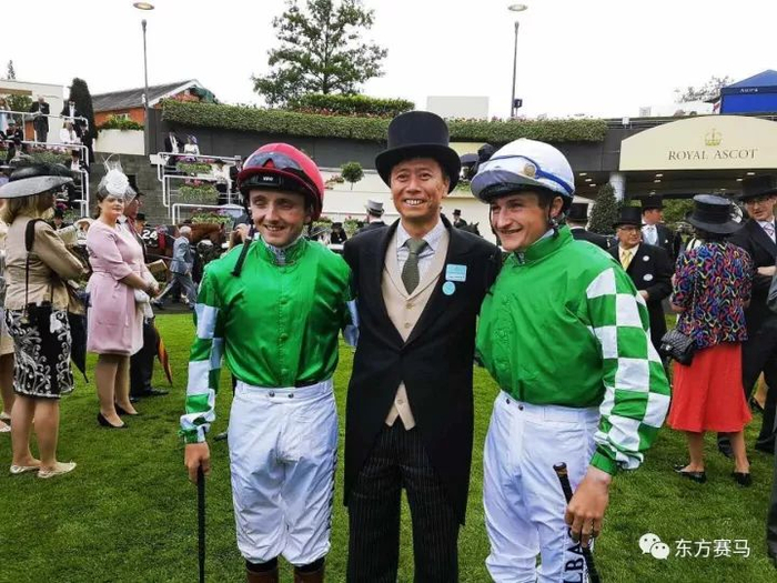 ▲张月胜先生与「确能达」和「玉龙宝贝」的两位骑师