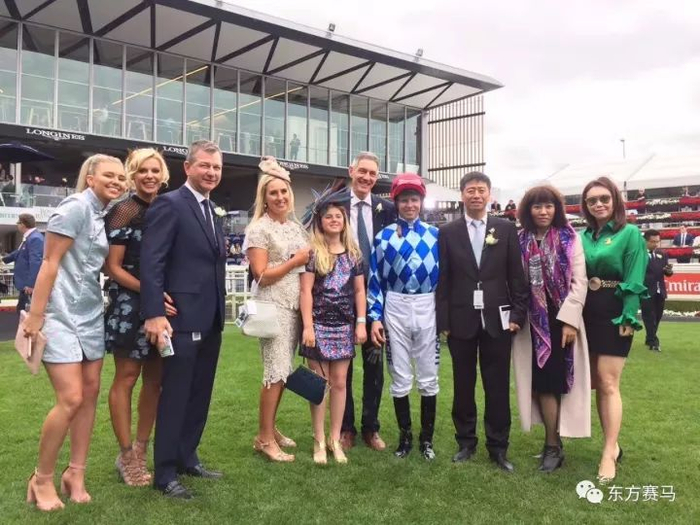 ▲图/田劲，玉龙马主与「红达时」的骑师、练马师合影