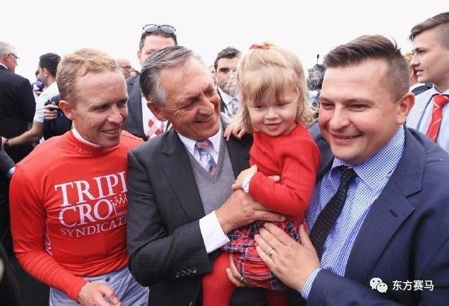 图/Getty Images，「红达时」的练马师施诺敦(Peter Snowden，左二)及施保贤(Paul Snowden，右一)