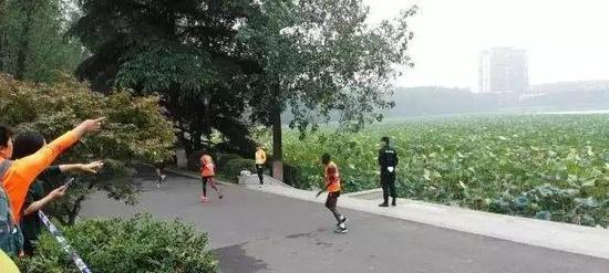 今年南马继续优化路线，去年30公里后连续的4个隧道，今年将下行4个隧道减至2个，给跑友更好的赛事体验。