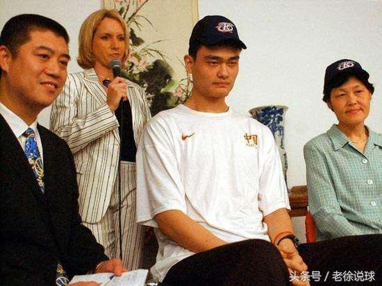 姚明，2002年率上海夺冠之后，以状元秀身份加入火箭。