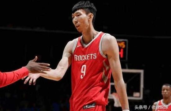 周琦，2017年随新疆队获得球队历史上第一座CBA冠军奖杯，而后来到了NBA火箭队。