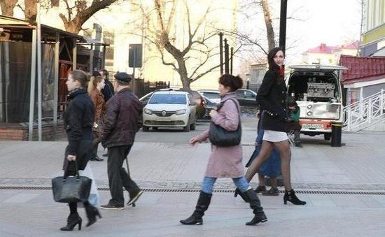 ▲走在街头的叶卡捷琳娜․李辛娜就如同鹤立鸡群一样明显