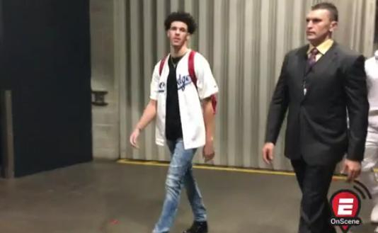 依照贝弗利的性格，当然不会惯着这娃啦，要知道黑贝这货是连考辛斯都敢咬的主，库里、威少、詹姆斯全都吃过亏！