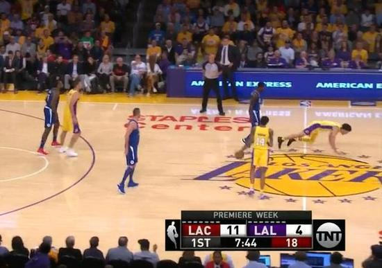 看到这一幕不知道在场边观球的球哥一家人作何感想，接着湖人罚球，黑贝又跟没事人一样继续贴了上前！