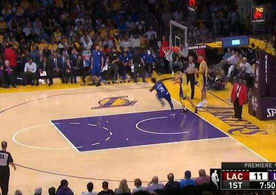 贝弗利也不恼，等着球哥鲍尔运球过半场就是一记冲撞！