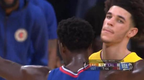 球哥也不生气也不BB就继续打着自己的球，不过真是一脸郁闷，也怪不得谁，既然捧得越高，摔得就最痛啊。