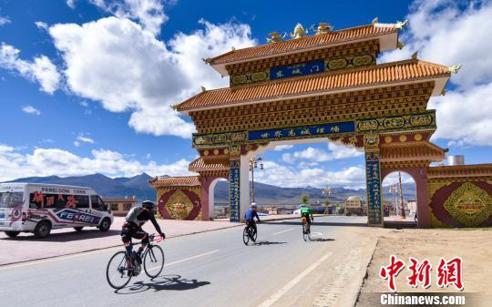 图为“骑闯天路”川藏赛比赛选手抵达世界高城—理塘。主办方供图