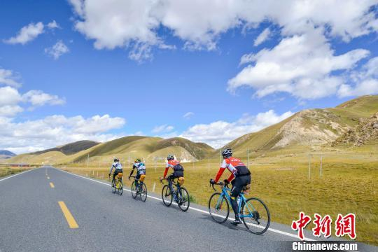 图为“骑闯天路”川藏赛比赛现场。主办方供图