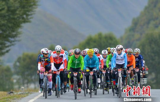 图为“骑闯天路”川藏赛比赛现场。主办方供图
