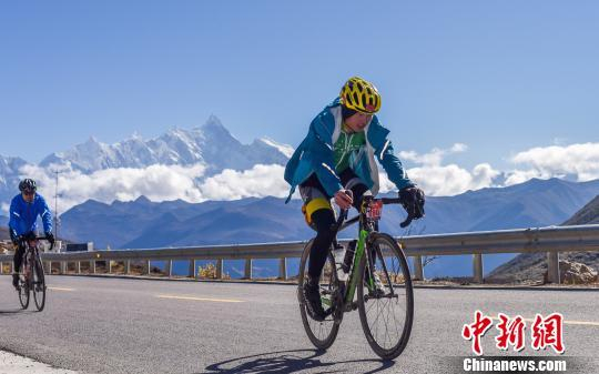 图为“骑闯天路”川藏赛比赛选手南迦巴瓦峰脚下骑行。主办方供图