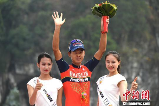 图为中国籍车手王美银获得第六赛段敢斗奖。　俞靖 摄